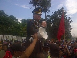  Ratusan Buruh Demo Minta Kenaikan Uang Makan di KBN Cakung