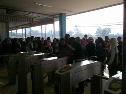 Gunakan e-Ticket, Antrean Penumpang KRL Mengular di Stasiun Depok Baru