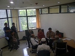 Sidang Luthfi Hasan Ditunda Hingga Siang Nanti