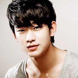 Kim Soo Hyun Jadi Chef Dadakan di Fanmeeting