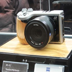 Hasselblad Siapkan Kamera Compact dan DSLR
