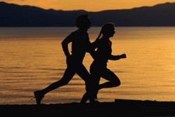 Tingkatkan Performa Seks dengan Olahraga Bersama Pasangan 