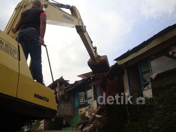 24 Bangunan Stasiun Purwokerto Dibongkar Paksa