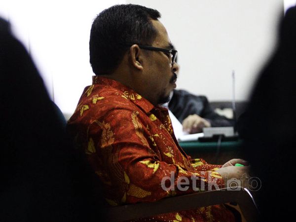 Luthfi Hasan Bacakan Eksepsi