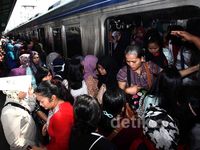 Tarif Progresif KRL Dimulai, Penumpang Membludak