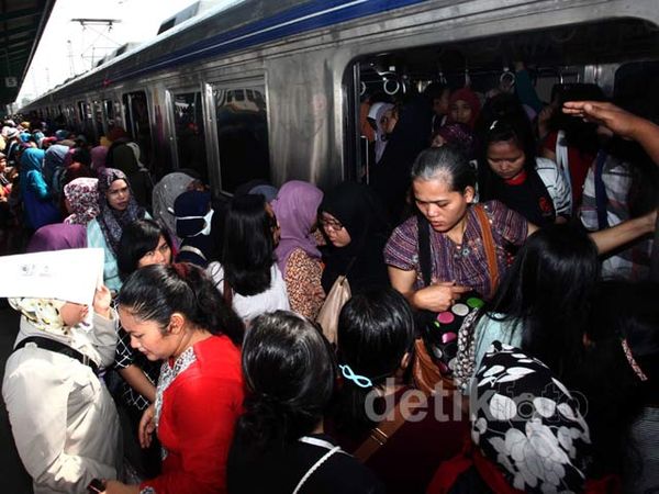 Tarif Progresif KRL Dimulai, Penumpang Membludak