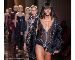 Comeback Setelah 15 Tahun, Naomi Campbell Tampil Seksi untuk Versace