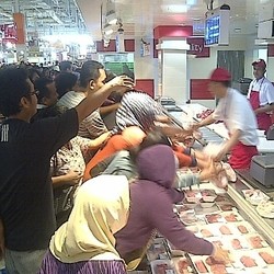 Gelar Diskon Belanja, Carrefour Jual 25.000 Ekor Daging Ayam dalam Semalam