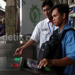 Penumpang Antre Tiket Elektronik KRL, Ini Tanggapan Bos KAI 