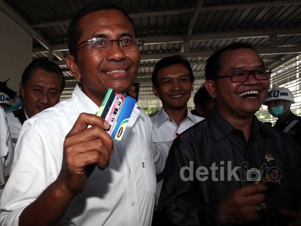 Dahlan Iskan Resmikan E-Ticketing KRL