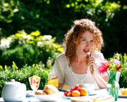 Ini Alasan Ngemil Bisa Bantu Turunkan Berat Badan