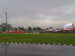 Prajurit TNI Gerak Cepat Rapikan Baliho Roboh di Acara yang Dihadiri SBY