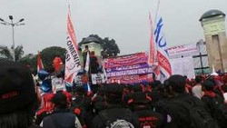  Pendemo DPR Blokir Jalan, Pengendara Mobil Putar Jalan