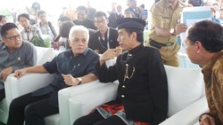 Menteri Datang Warga Rawa Bebek Diam, Jokowi Datang Warga Sorak-sorai