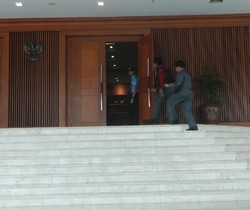 RUU Ormas Divoting, Anggota DPR Buru-buru Lari Masuk Ruang Paripurna