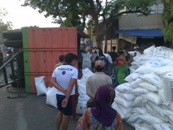 Truk Terguling di Semarang, 27 Ton Biji Plastik Berserakan di Jalan