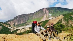 Trekking Bersama Keluarga Di Papandayan