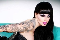 Penumpang Nekat Striptis di Pesawat!