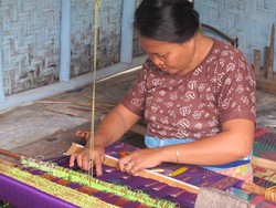 Kenapa Cowok Dilarang Menenun Kain di Lombok?