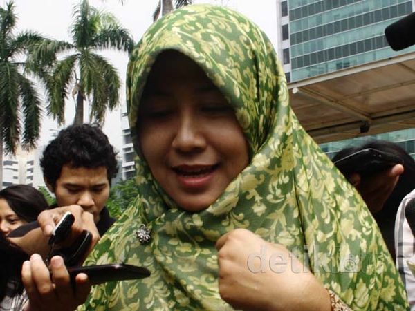 Lusi Tiarani Jenguk Luthfi Hasan