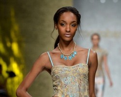 Payudara Terlalu Kecil, Supermodel Ini Batal Tampil di Fashion Show Dior