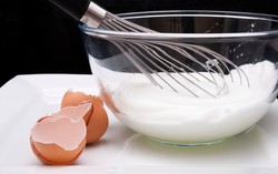 Ini Dia Trik Mengocok Putih Telur Agar Mengembang Sempurna!