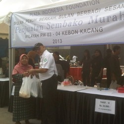 Warga Kebon Kacang Borong Sembako Murah Plaza Indonesia