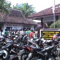 Warga Bermotor Penuhi Kelurahan Antre Kartu Balsem