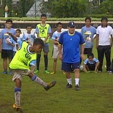 Di Surabaya Maradona Turun ke Lapangan dan Pimpin Coaching Clinic