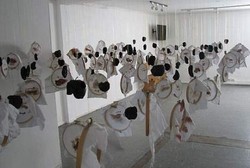 Hii, Pameran Seni ini Pamerkan Bercak Darah Menstruasi