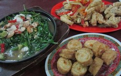 Cafe 21 Seafood & Chinese Food: Krenyes Lembut Gurame Asam Manis dan Kangkung Hot Plate