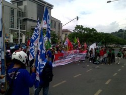 Kebutuhan Meningkat Pasca Kenaikan BBM, Ratusan Buruh Semarang Demo