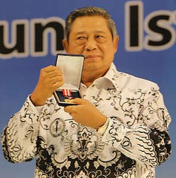 PGRI Anugerahkan Penghargaan Maha Dwija Praja Utama untuk SBY