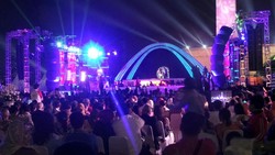 Warga DKI Jakarta Semuti Monas, Tonton Final Abang None 2013