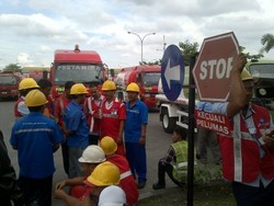 Tuntut Upah Naik, Ratusan Awak Tangki Pertamina di Semarang Mogok Kerja