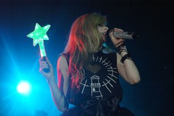 Avril Lavigne Menikah dengan Anggota Nickelback di Prancis