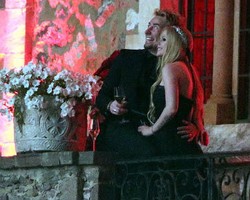 Avril Lavigne Pakai Gaun Hitam di Pernikahan Keduanya