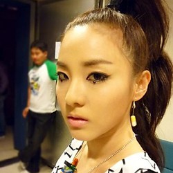 Won Bin Resmi Pacaran, Dara 2NE1 Patah Hati