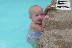 Hebat! Bayi 16 Bulan Ini Sudah Jago Berenang