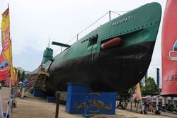 Ada Kapal Selam di Tengah Kota Surabaya!