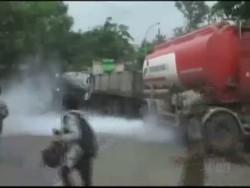 Warga Panik Lihat Truk BBM Terguling