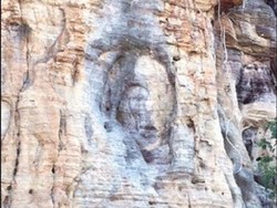 Wajah Bunda Maria Muncul di Tebing Australia