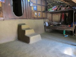 Rumah Paling Unik di Lombok, Dilumuri Kotoran Kerbau!