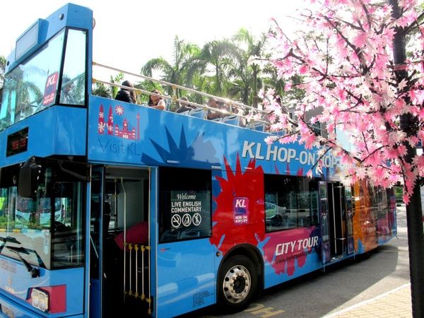 Keliling Kuala Lumpur Naik Bus Tingkat, Asyik Banget!