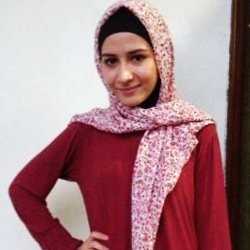 Tak Mau Dapat Pacar Posesif, Rina Diana Nyaman Menjomblo