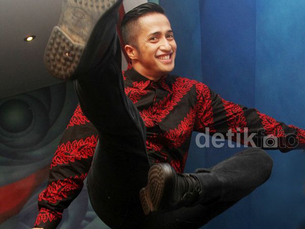 Irfan Hakim Melayang di Udara