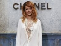 Rihanna Tampil Tanpa Bra di Paris Fashion Week
