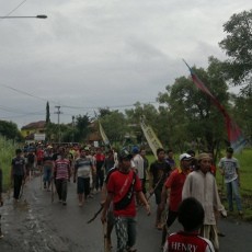 Ratusan Warga Lawan Eksekusi Balai Desa Kemiri