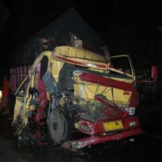 Dua Truk Tabrakan, Sopir Luka Berat Terjepit Kabin