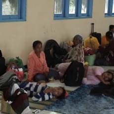 Kapal Batal Berangkat Karena Cuaca Buruk, Penumpang Terlantar 